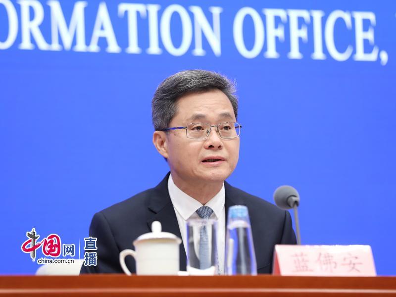 财政部部长蓝佛安介绍情况 （图片来源：中国网）
